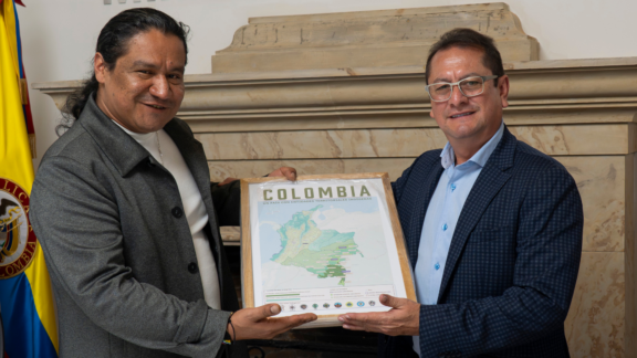 Scenes from the signing of the ETI decrees in Colombia