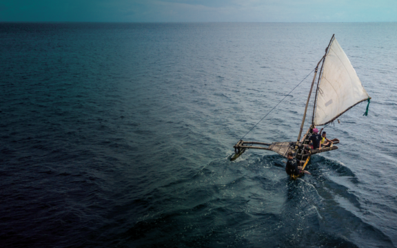 Traditional Indigenous boat traveling across the Pasifik Ocean.